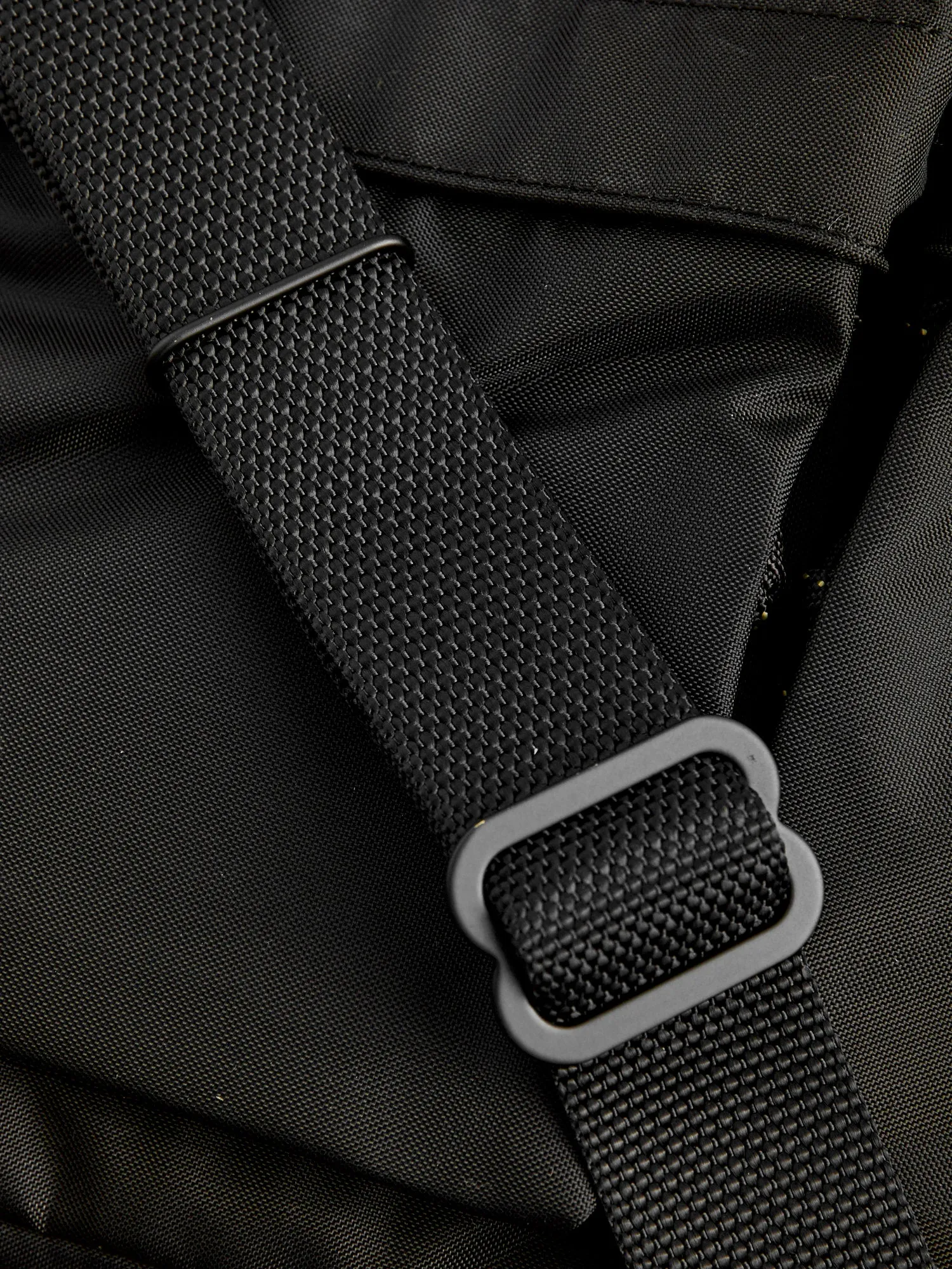 "Force" Shoulder Bag (S) in Black