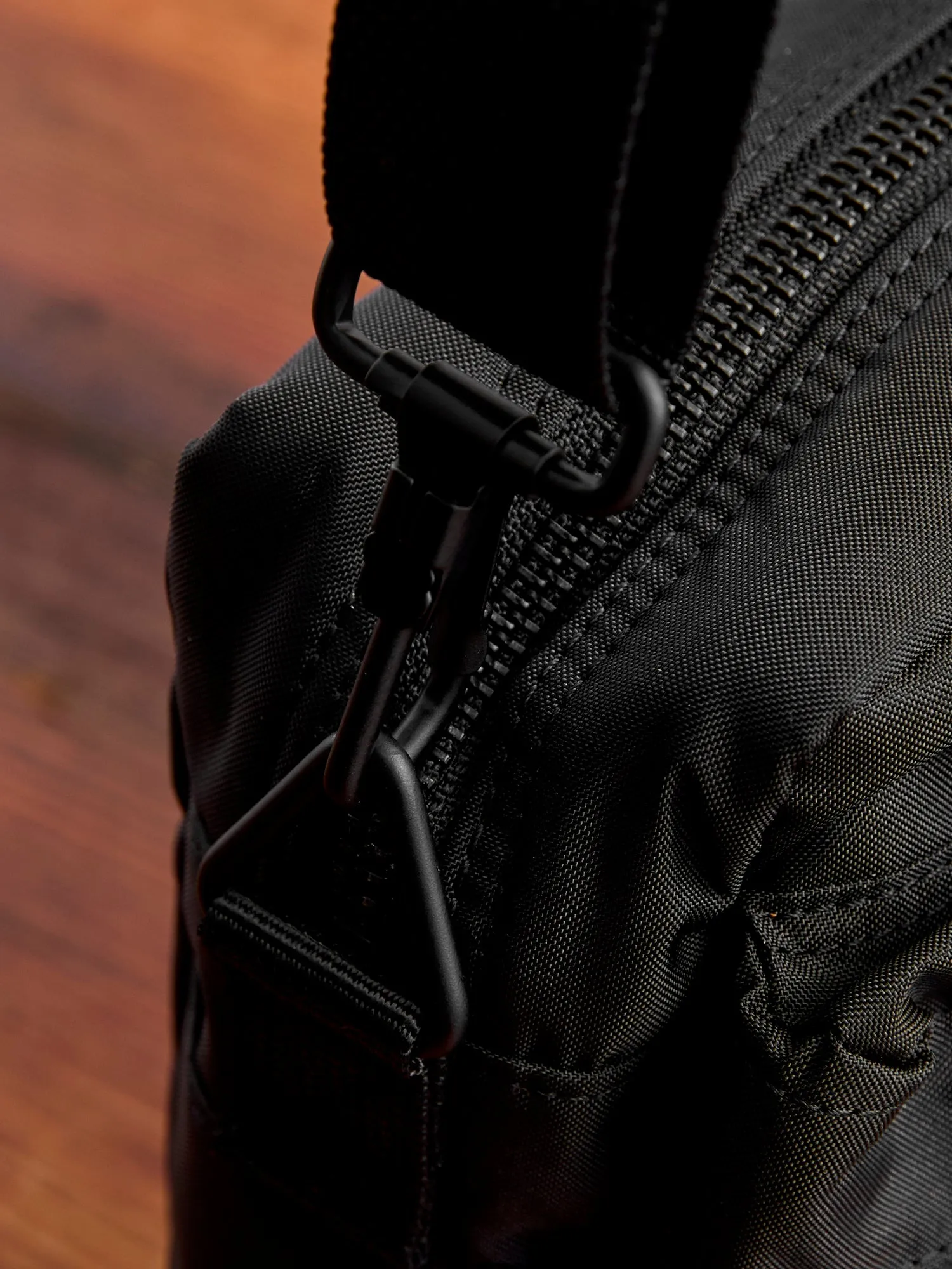 "Force" Shoulder Bag (S) in Black