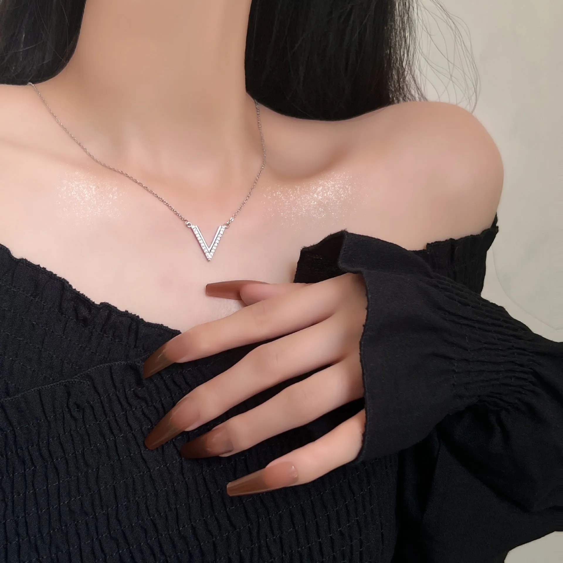 Zircon V-shaped Pendant Silver Necklace for Women